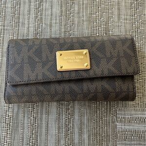 Pre-owned excellent condition MK Jet set wallet